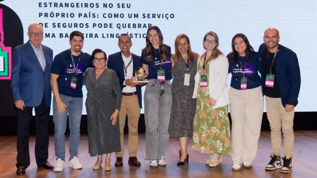 Alexsandro Souza Ramos, superintendente de Contact Center, Isabel Cristina Silvestre Martines, Gerente de Operações e Call Center e Francine Duarte Zanconato, Gerente de Formação e Qualidade de Operações receberam o prêmio no Memorial da América Latina, São Paulo