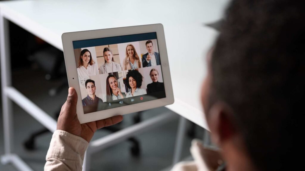 Close-up funcionário segurando o tablet