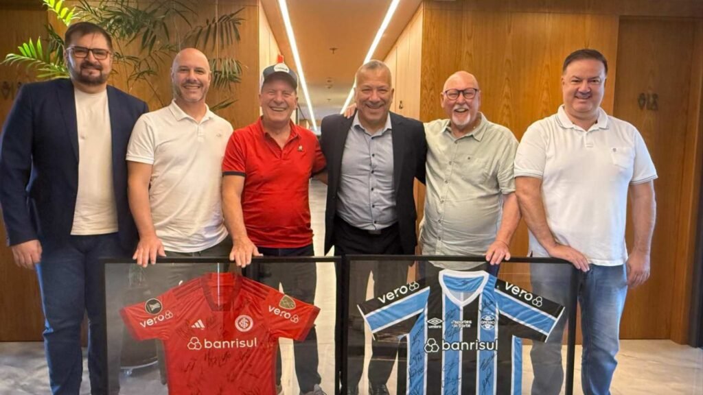 Diretores do Grupo Livonius receberam a visita do presidente do CVG-RS Jean Carlo Figueiró que levou as camisas arrecadas no leilão beneficente da entidade em prol das vítimas das enchentes