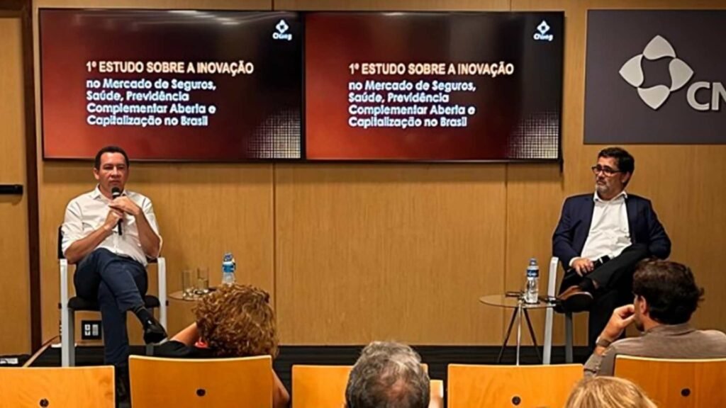 Dyogo Oliveira presidente da CNseg e Alexandre Leal diretor Técnico de Estudos e Relações Regulatórias da CNseg