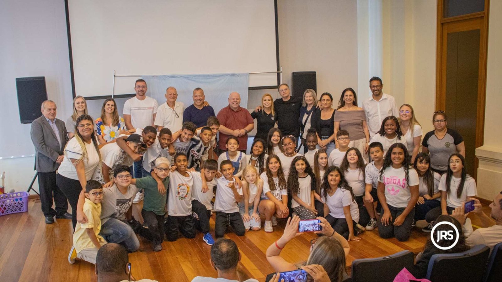 Movimento SOS Chuvas RS alunos da Escola Poty Medeiros apresentam a peça Rua da Esperança