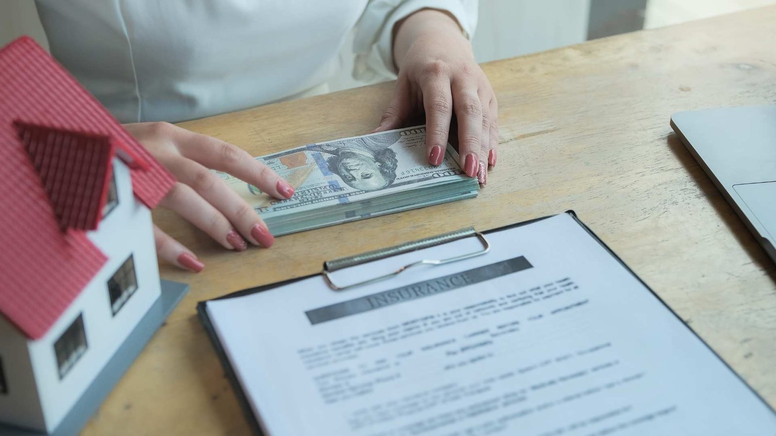 Mulher analisando contratos e investindo para proteger o futuro