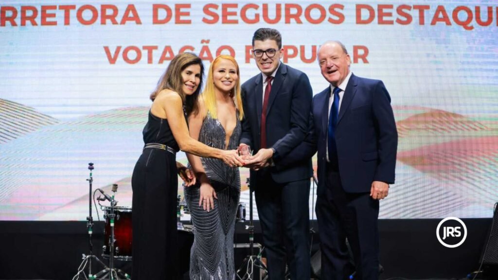 Pansera Corretora de Seguros recebendo o Troféu JRS