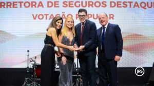 Pansera Corretora de Seguros recebendo o Troféu JRS