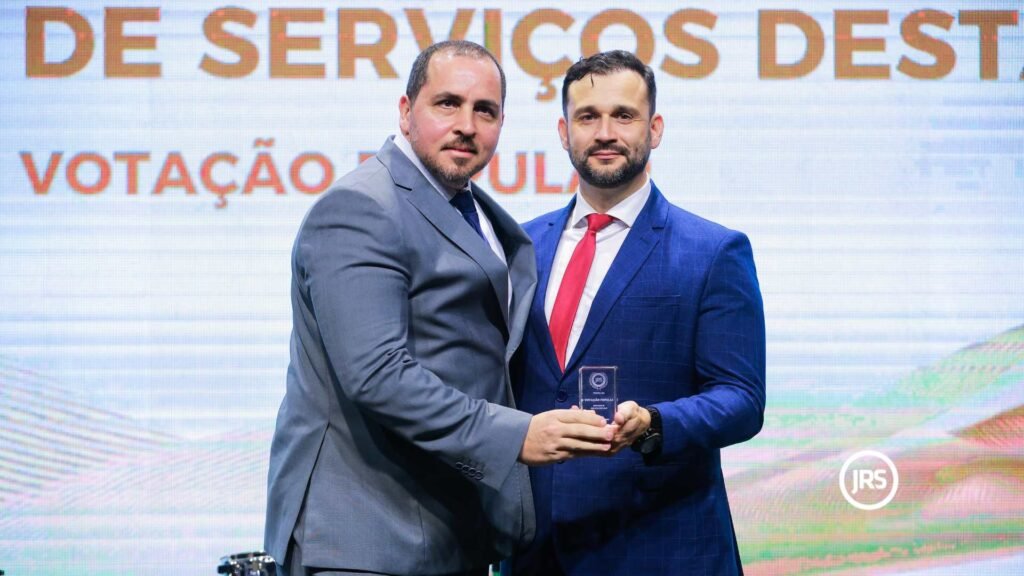 Sérgio dos Reis Júnior Diretor Comercial da Agger recebendo o Troféu JRS