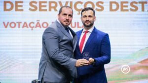 Sérgio dos Reis Júnior Diretor Comercial da Agger recebendo o Troféu JRS