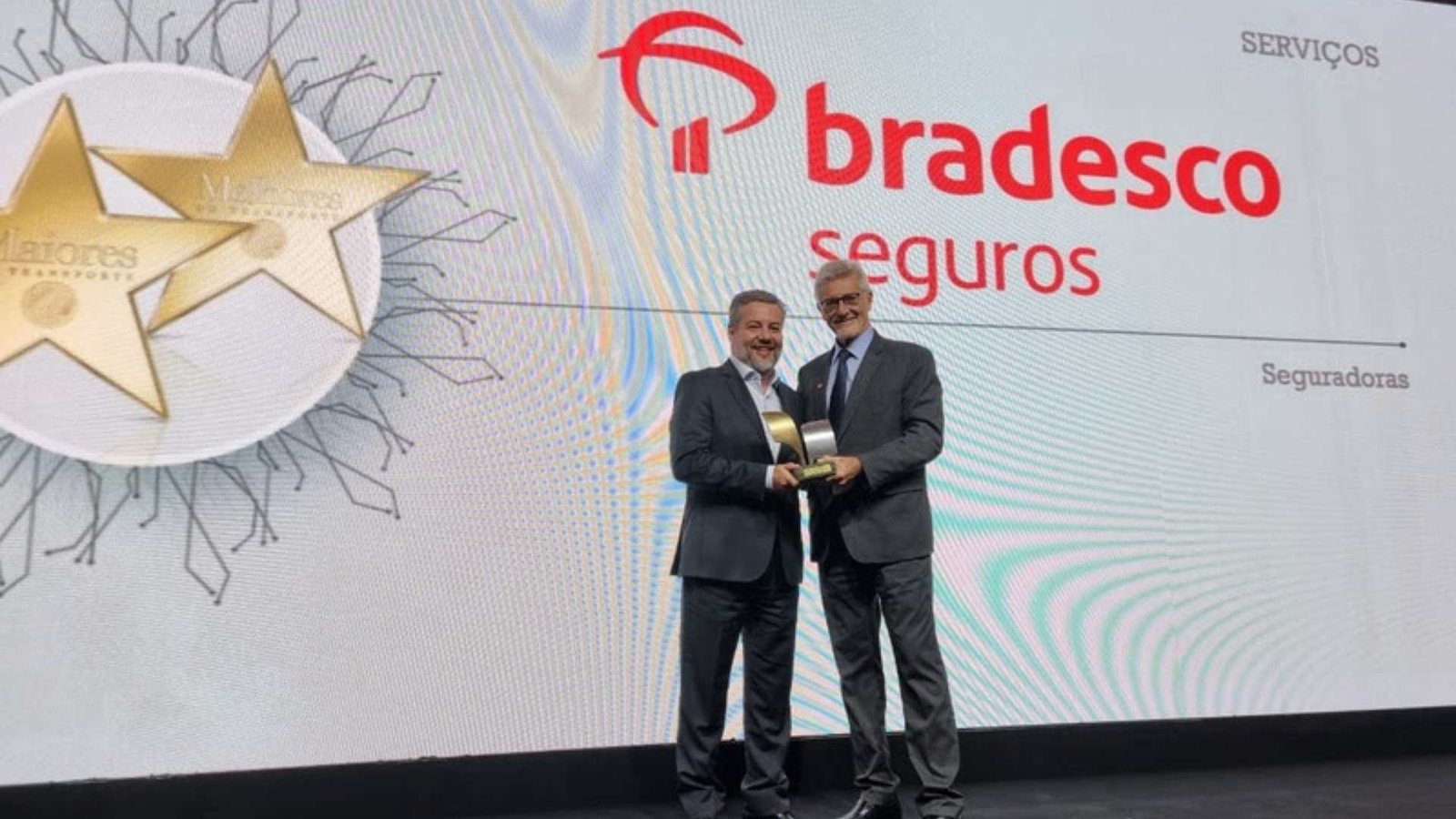 Superintendente Regional Comercial da Bradesco AutoRE Ricardo Luís Costa recebe o prêmio Maiores do Transporte e Melhores do Transporte 2024