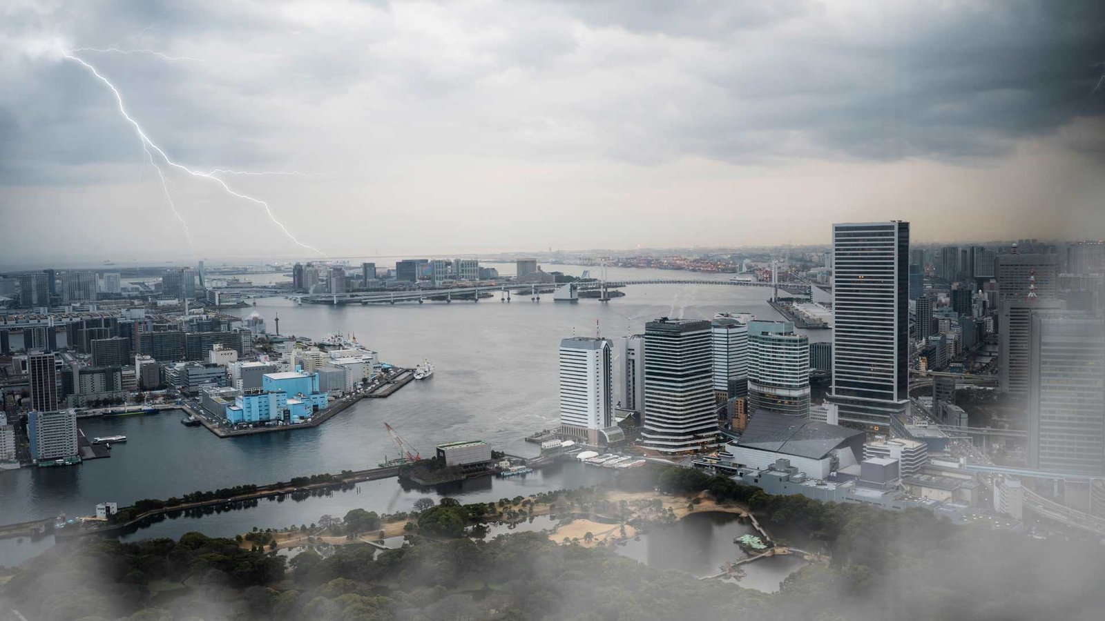 Tempestade atingindo uma cidade