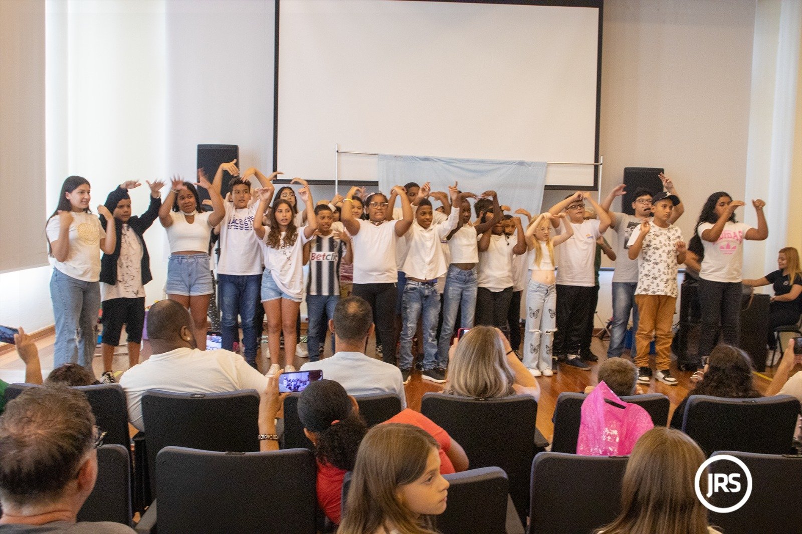 Movimento SOS - Chuvas RS: alunos da Escola Poty Medeiros apresentam a peça “Rua da Esperança”