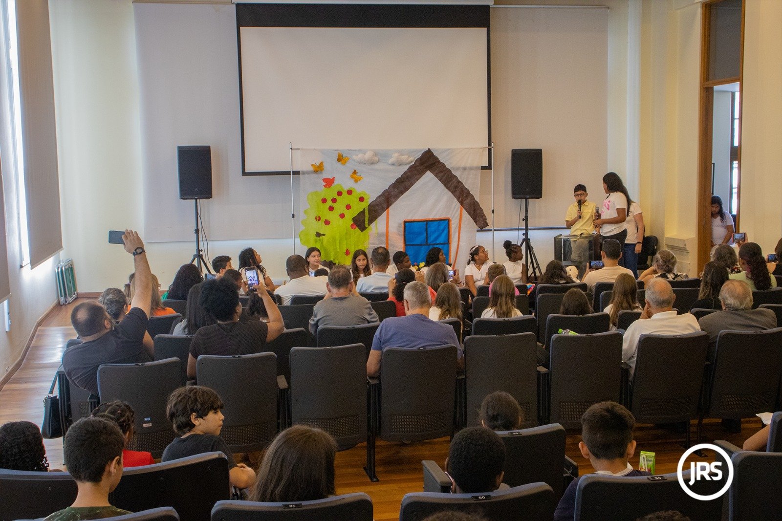 Movimento SOS - Chuvas RS: alunos da Escola Poty Medeiros apresentam a peça “Rua da Esperança”