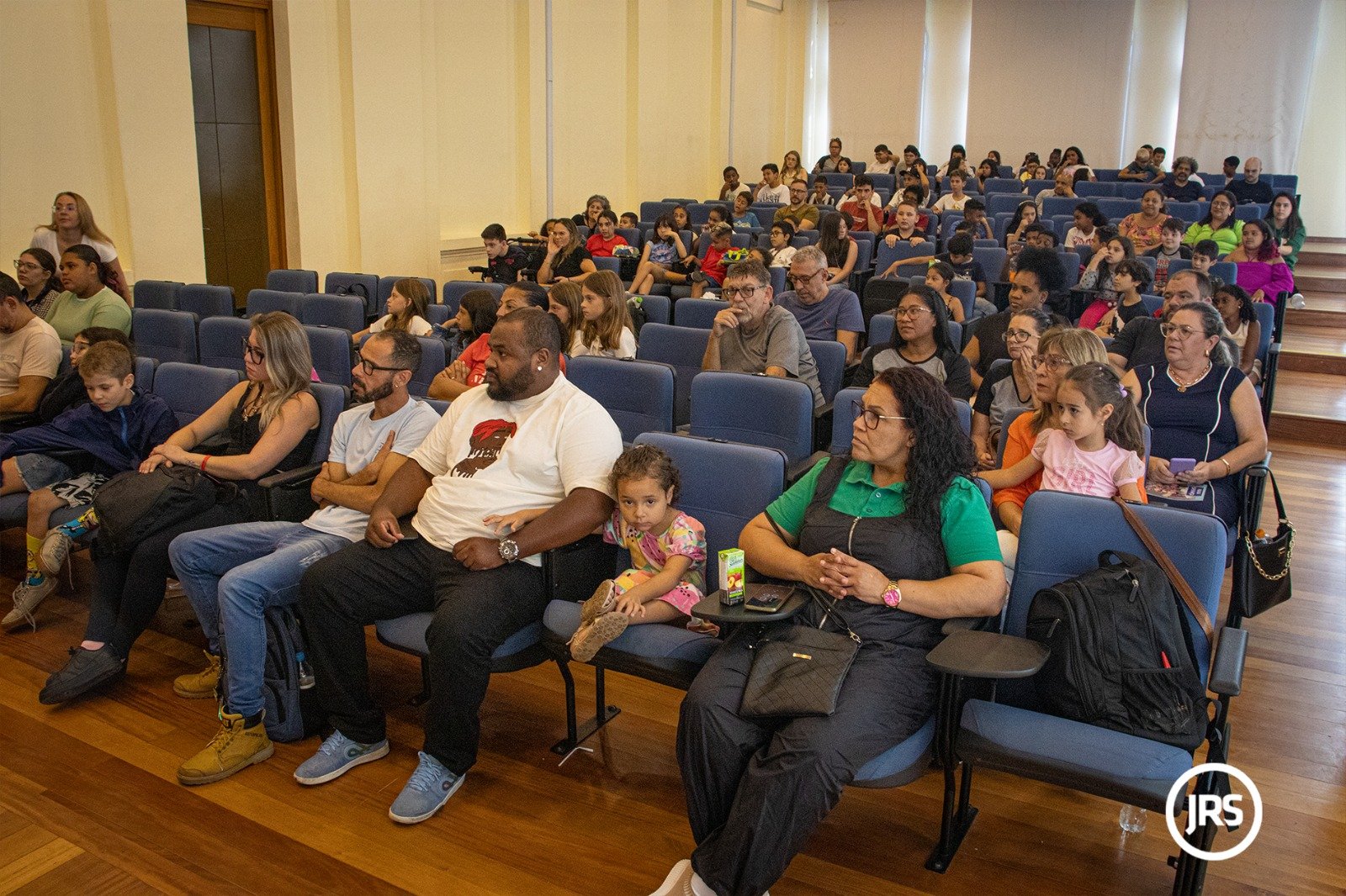 Movimento SOS - Chuvas RS: alunos da Escola Poty Medeiros apresentam a peça “Rua da Esperança”