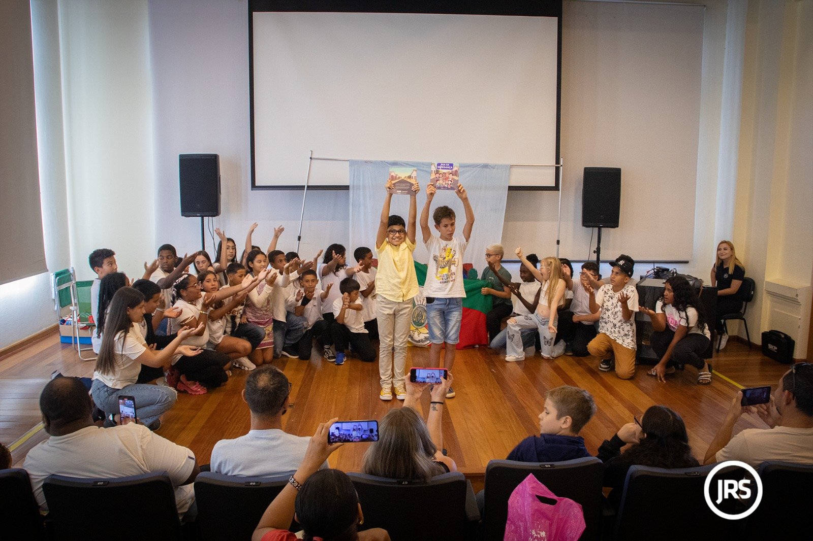 Movimento SOS - Chuvas RS: alunos da Escola Poty Medeiros apresentam a peça “Rua da Esperança”