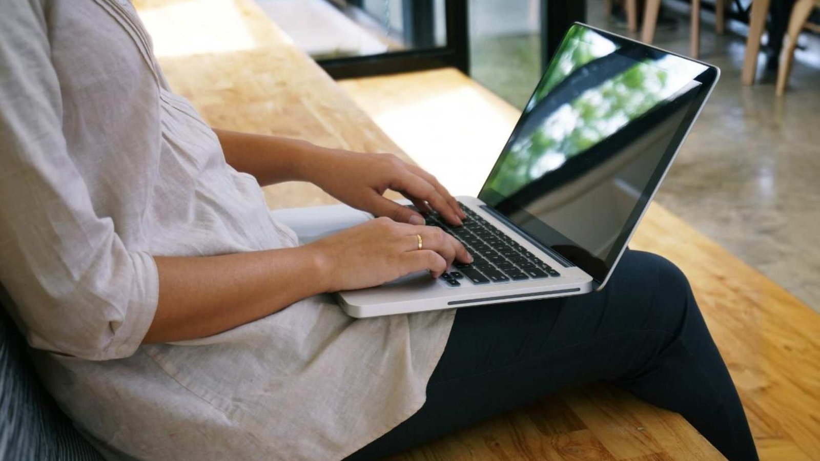 A mulher de negócio casual trabalha on line no laptop