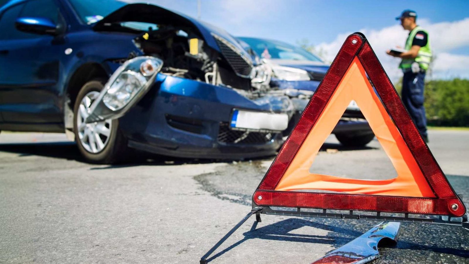 Acidente de via com carros esmagados