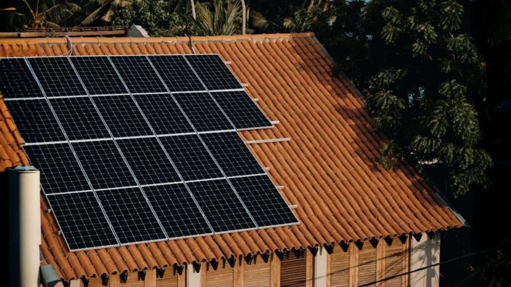 Bateria de painéis de energia solar moderna no telhado da casa