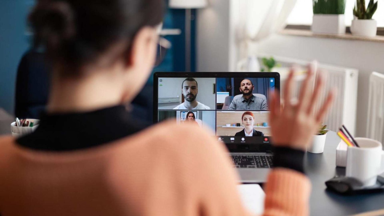 Colega acenando para a tela na conferência da equipe da webcam