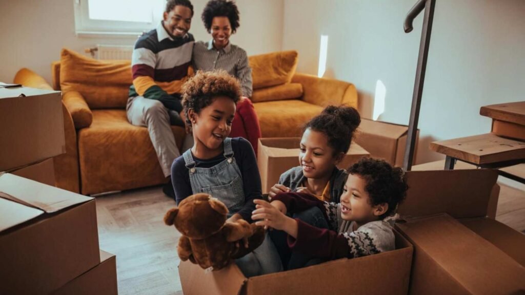 Família estão jogando juntos em sua nova casa