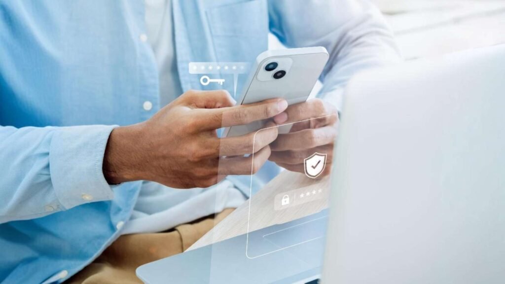 Homem mexendo em um celular