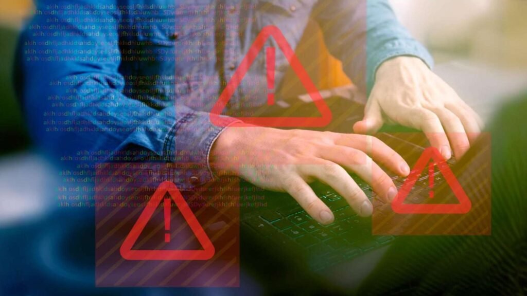 Cortar pessoa usando laptop em símbolos de erro