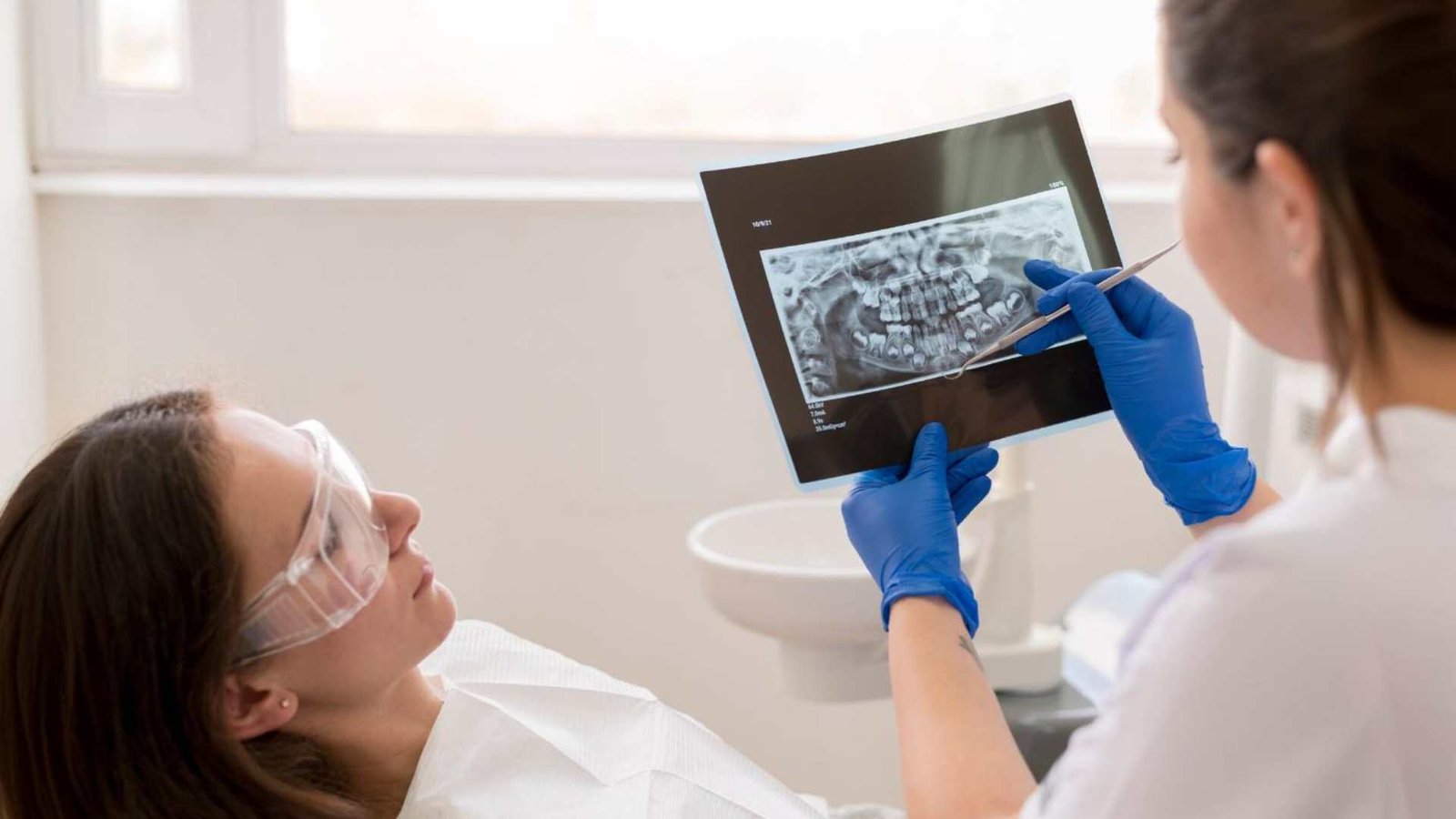 Dentista mostrando ao paciente seus raios X