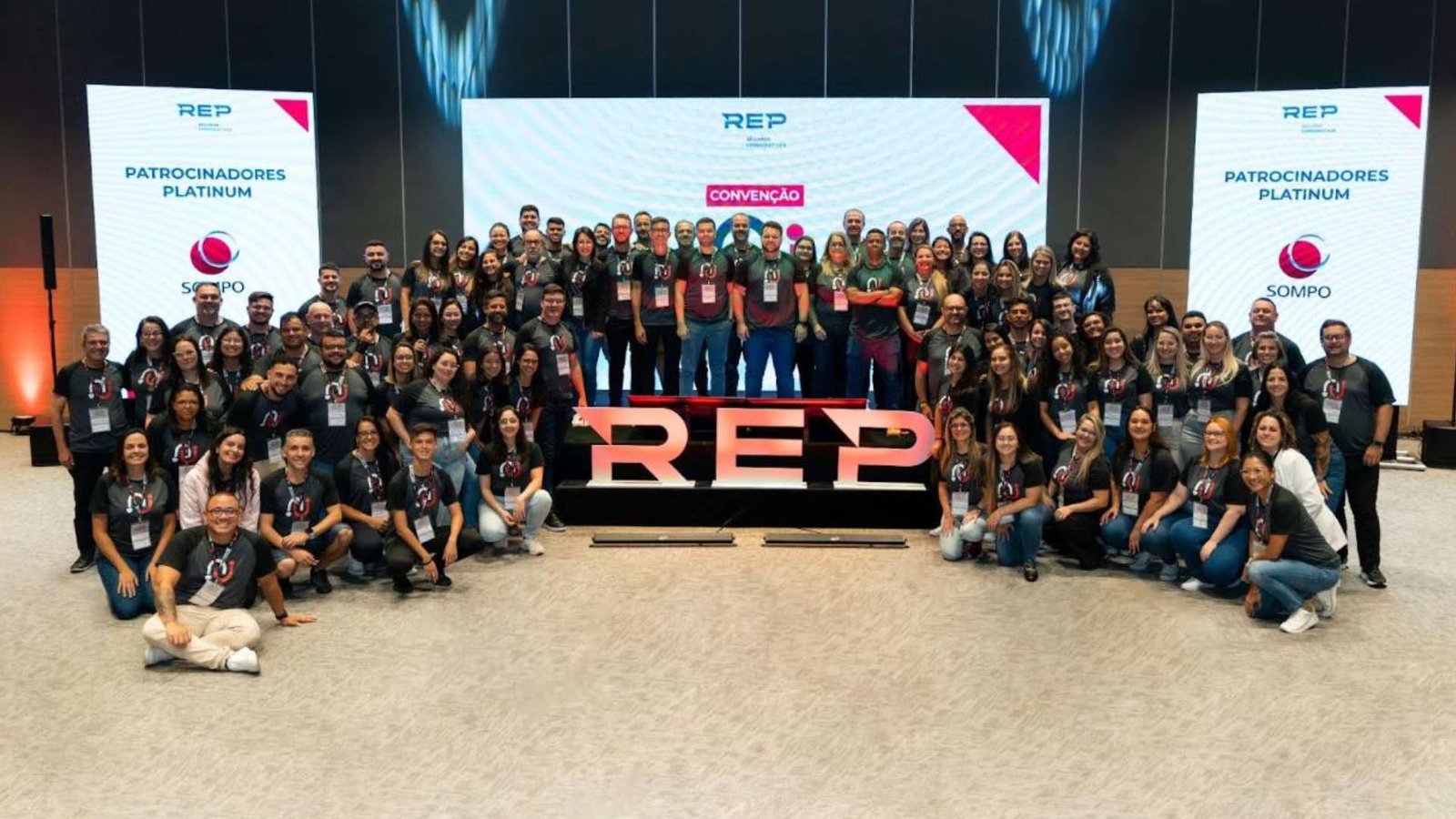 Equipe REP reunida em convenção