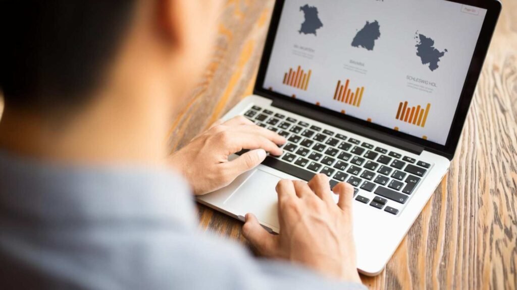 Homem de negócios assistindo relatório financeiro no laptop