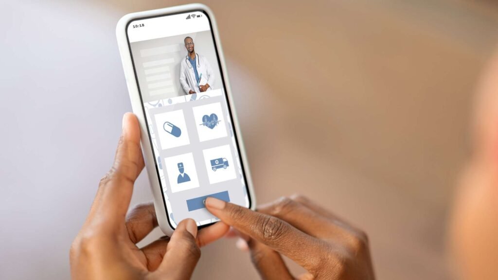 Mulher negra navegando em um aplicativo de telemedicina em seu smartphone em casa