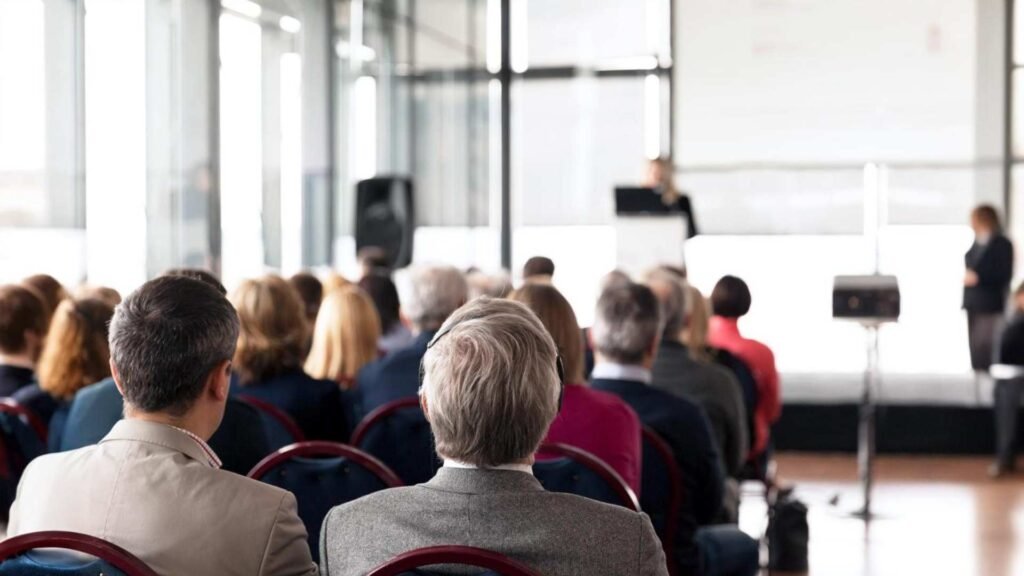 Pessoas sentadas no auditório durante a conferência