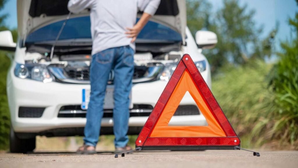 Seção baixa de um homem de pé em um carro