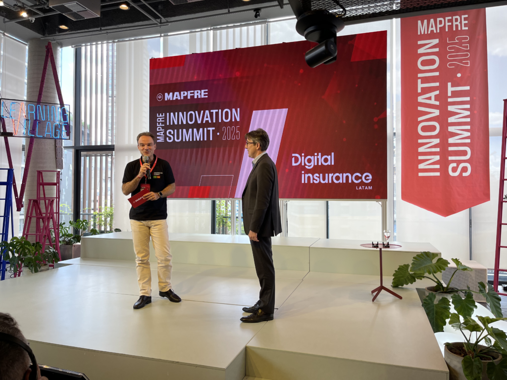 Da esquerda para direita: Felipe Nascimento, CEO Regional da MAPFRE Brasil e Alessandro Octaviani, superintendente da SUSEP