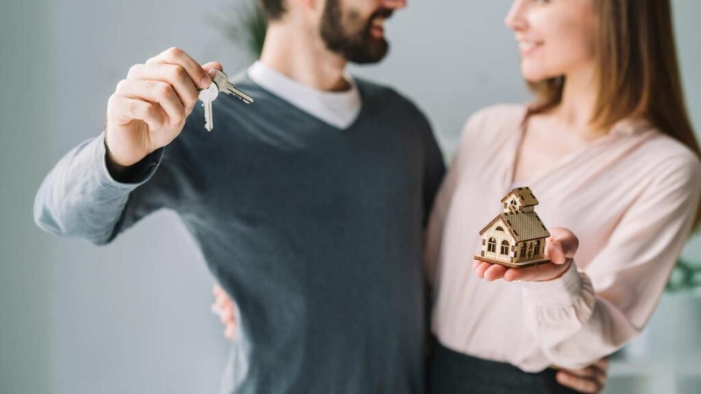 Casal de colheita com chaves e casa