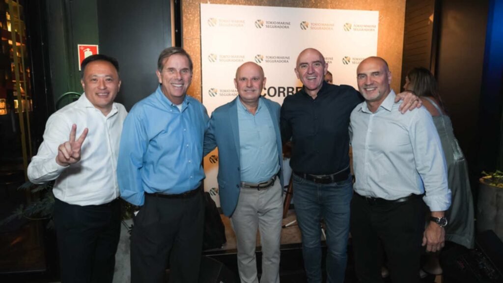 (Esquerda para direita) Marcos Kobayashi (Diretor Comercial Nacional Varejo e Vida), Felipe Smith (Diretor Executivo de Produtos PJ), Rogério Spezia (Diretor Comercial Regional Sul), Adilson Lavrador (Diretor Executivo de Operações, Sinistros e Tecnologia), Marcelo Goldman (Diretor Executivo de Produtos Massificados)