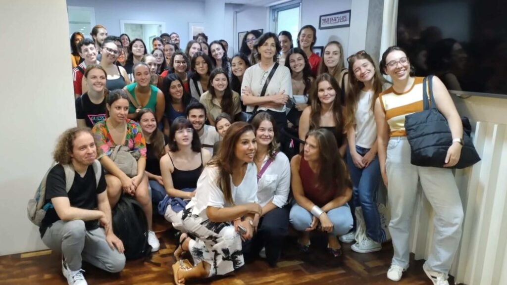 Estudantes da UFRGS exploram o prédio da CJosias Ferrer