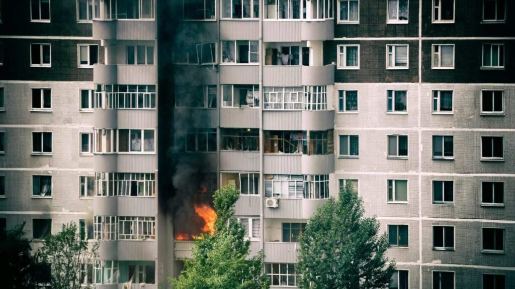 Incêndio com fumaça preta em prédio de apartamentos de vários andares