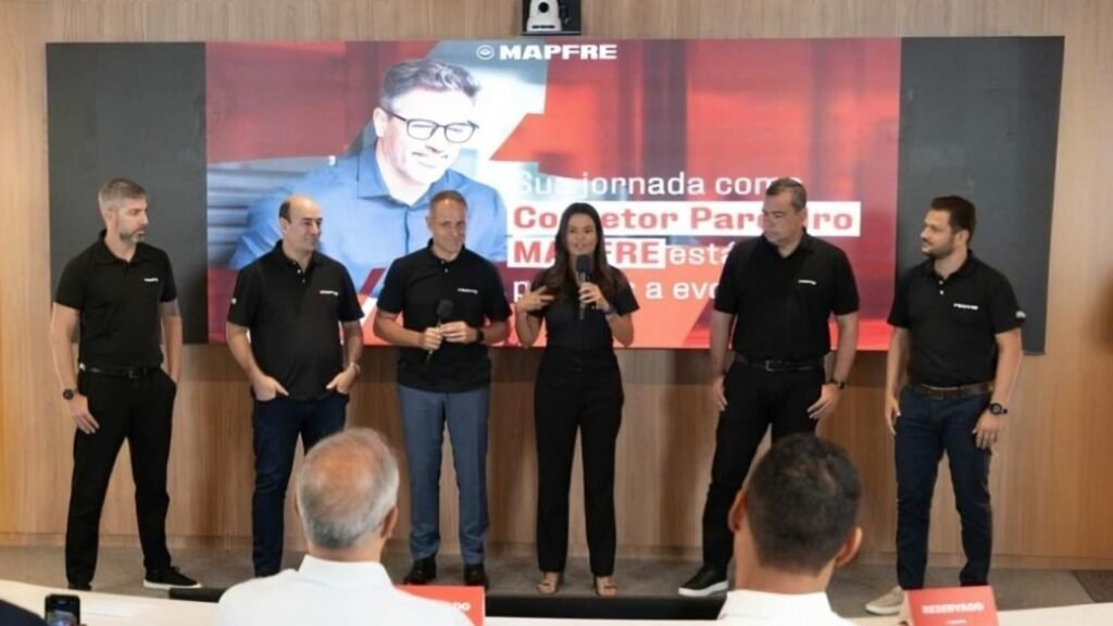 Karine Brandão, diretora-executiva do canal corretor da MAPFRE e Oscar Celada, CEO adjunto de negócios apresentam o “MAPFRE Mais Corretor”, novo programa de relacionamento da companhia com sua força de vendas