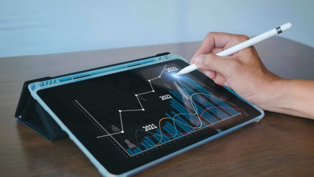 Mãos cortadas usando telefone celular na mesa