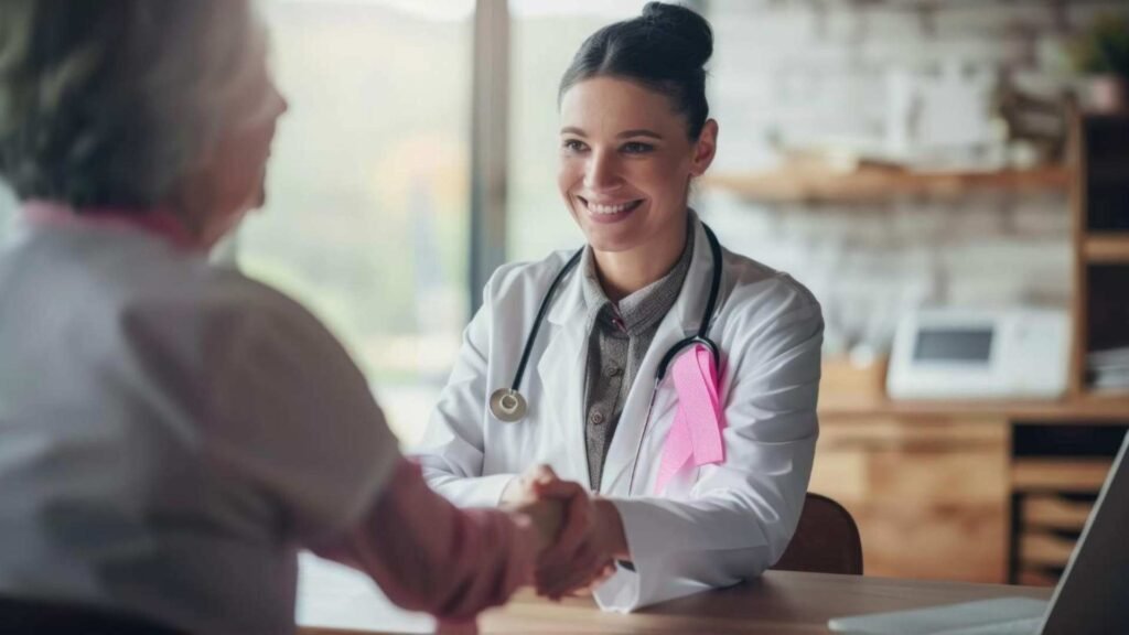 Médica segurando as mãos de paciente