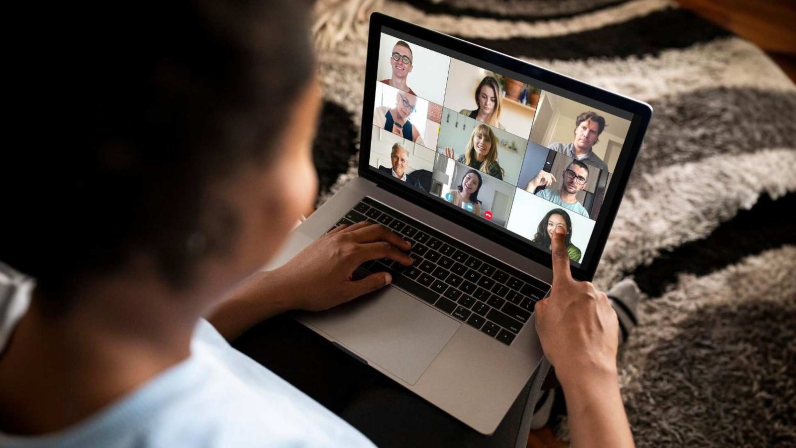 Mulher fazendo uma videochamada em um laptop