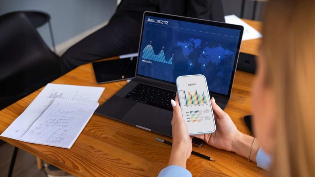 Pessoa de negócios olhando para gráficos de finanças