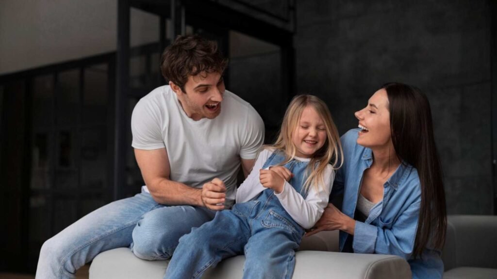 Pessoas fazendo cócegas umas nas outras