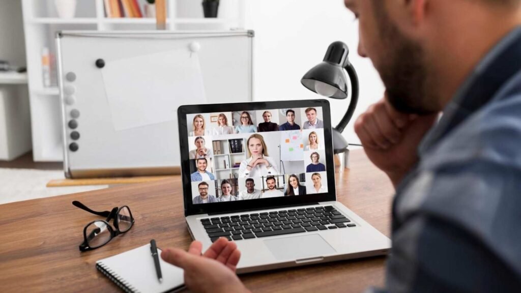 Reunião de equipe por teleconferência on-line no laptop