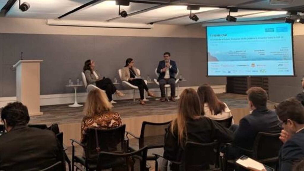 Ao microfone, o diretor técnico de Estudos e Relações Regulatórias da CNseg, Alexandre Leal