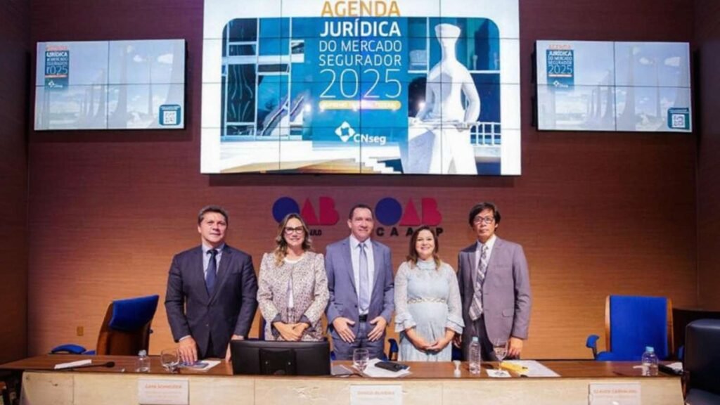Da esq. para a dir: Washington Bezerra da Silva, presidente da Comissão de Assuntos Jurídicos da CNseg; Gaya Lehn Schneider Paulino, presidente da Comissão Nacional de Direito Securitário e representante do Conselho Federal da OAB; Dyogo Oliveira e Glauce Carvalhal, presidente e diretora Jurídica da CNseg, respectivamente; e Alexandre Chu Chang, procurador-chefe da SUSEP