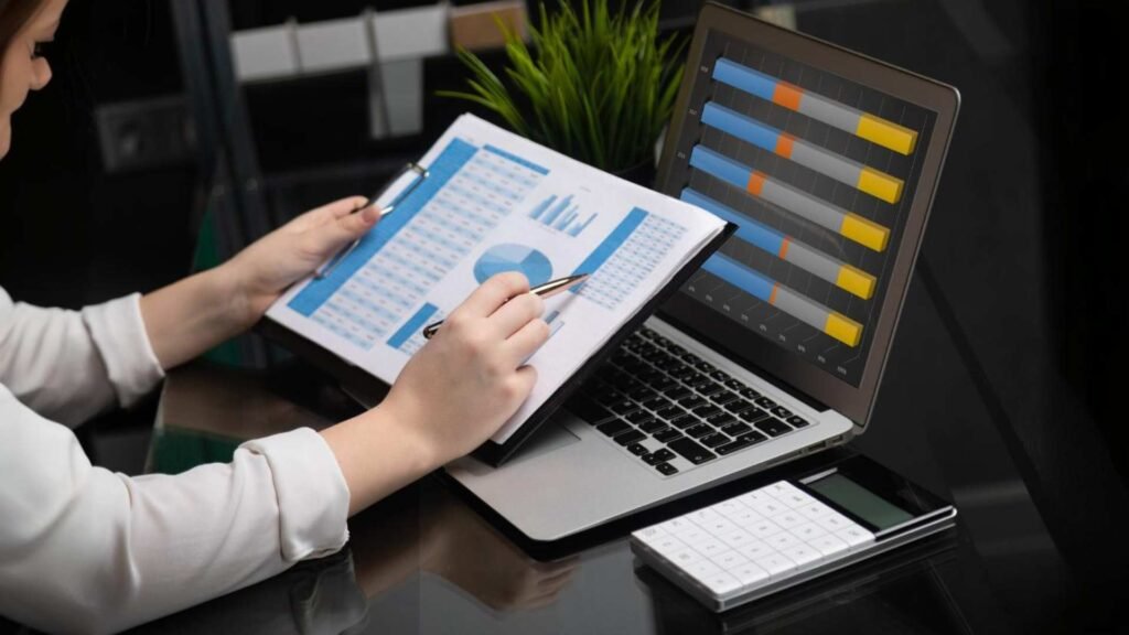 Empresário analisando gráficos de investimento com o laptop