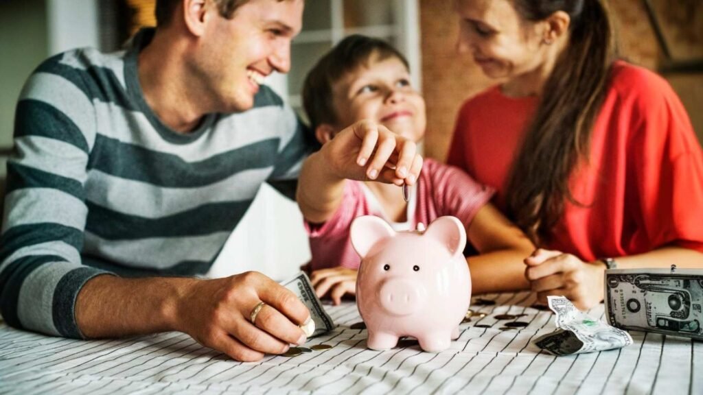 Garoto ganhando dinheiro para o futuro