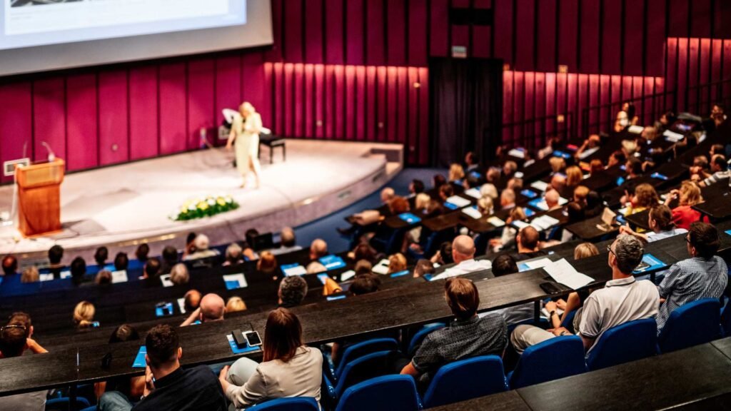 Grupo de pessoas no evento