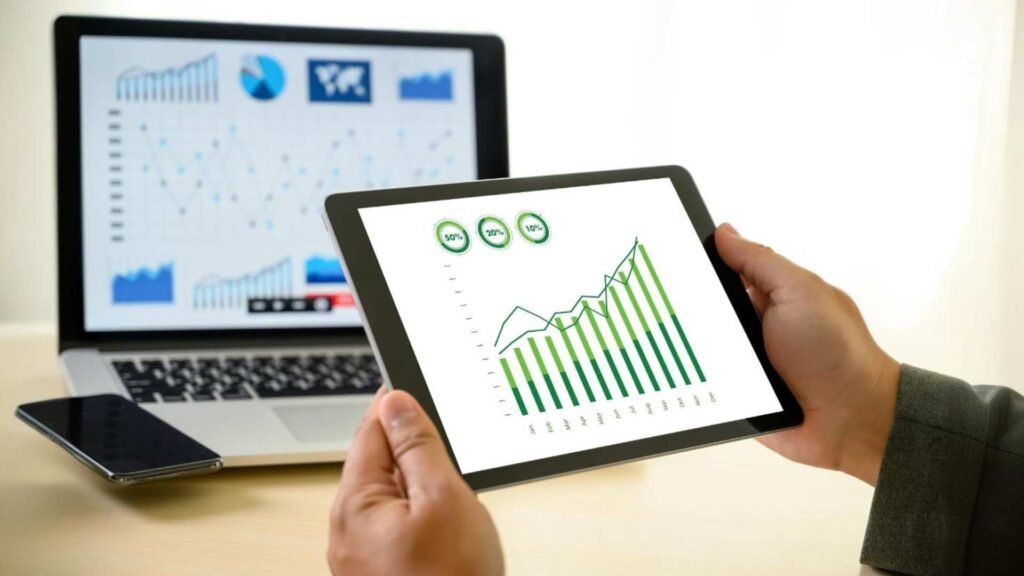 Imagem recortada de um empresário segurando um tablet digital no escritório