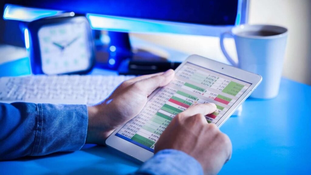 Mão cortada usando tablet digital