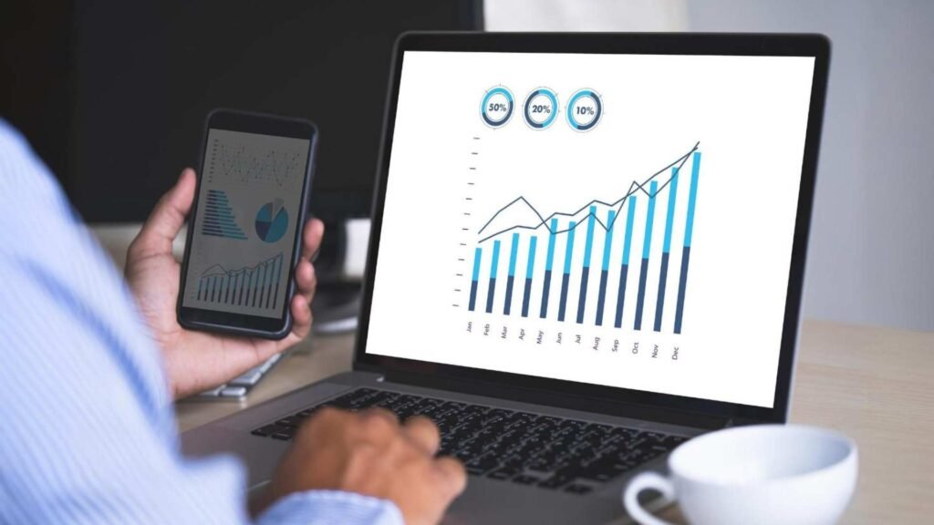 Mãos cortadas de um homem a trabalhar na mesa