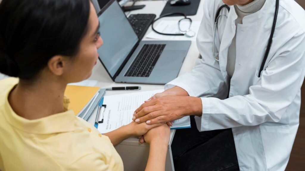 Médico e paciente de mãos dadas